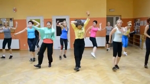 In Polonia femeile fac zumba pe muzica de petrecere romaneasca! Un filmulet din cale afara de amuzant