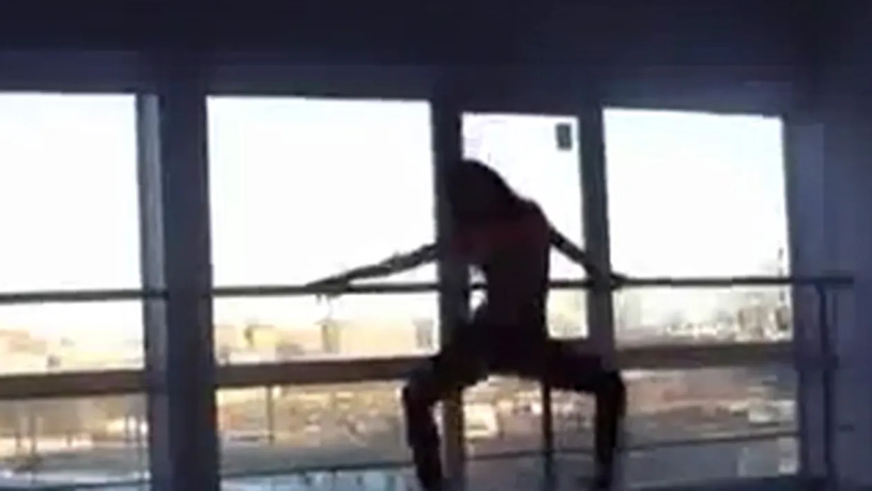 Credeai ca balerinele nu stiu sa danseze decat Lacul lebedelor? Uite cat de sexy este gagica asta cu poante, dansand foarte excitant!