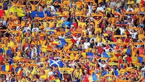 ROMANIA - GRECIA LIVE! Opt suporteri romani, retinuti in Grecia pentru detinere de torte si fumigene