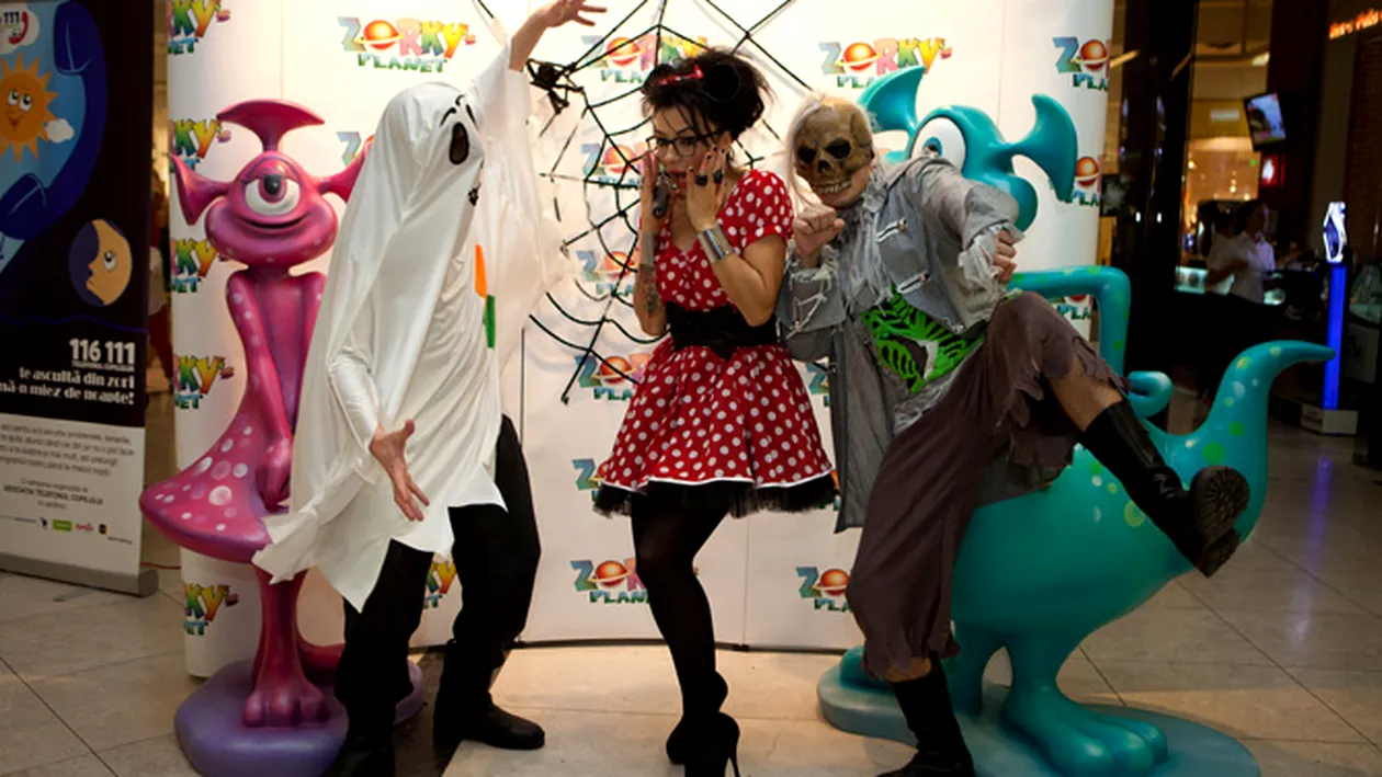 DJ Wanda s-a costumat in Minnie Mouse si a dansat cu mortii pe scena! Iata cum s-au imbracat copiii vedetelor de Halloween