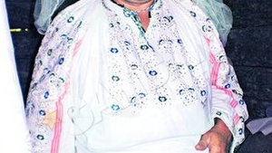 Barbat travestit in mireasa