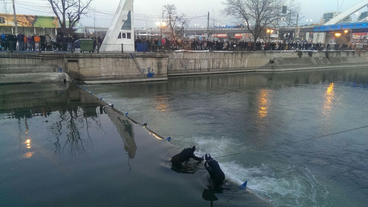 Actiune de salvare in Bucuresti! Scafandrii cauta in Dambovita un barbat care a cazut in apa