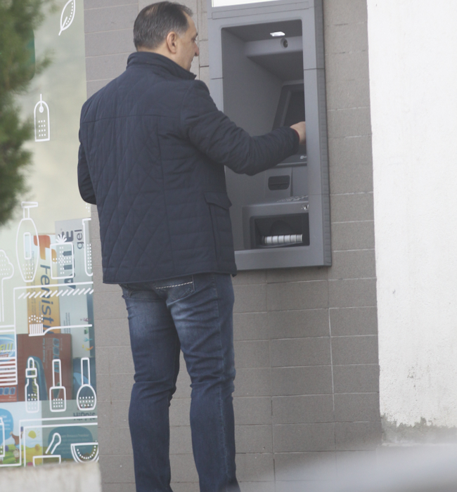 Vali Vijelie, surprins cu o ”cărămidă” la bancomat