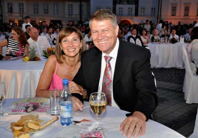 Carmen Iohannis, surprinsă într-o pădure din Sibiu. Mulţi nu şi-au dat seama că este chiar ea. FOTO