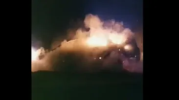 Accident urmat de incendiu în Argeș. Șoferul a ieșit în ultimul moment | VIDEO