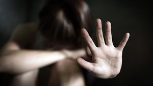 Caz incredibil la Iași. Un bătrân de 66 de ani a violat ani la rând o copilă de 15 ani. Totul a ieșit la iveală când bărbatul a dus-o la medic crezând că este însărcinată