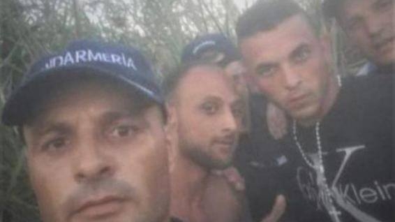 Trei jandarmi din Caracal, cercetaţi după ce au făcut selfie cu doi evadaţi pe care i-au prins