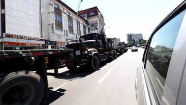 Un camion al NATO a fost implicat într-un accident rutier. S-a răsturnat într-un sens giratoriu din Sibiu