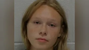 O adolescentă a sunat la poliție după ce sora sa de 6 ani i-a cerut ajutorul. De necrezut ce au găsit polițiștii în casă, când au ajuns