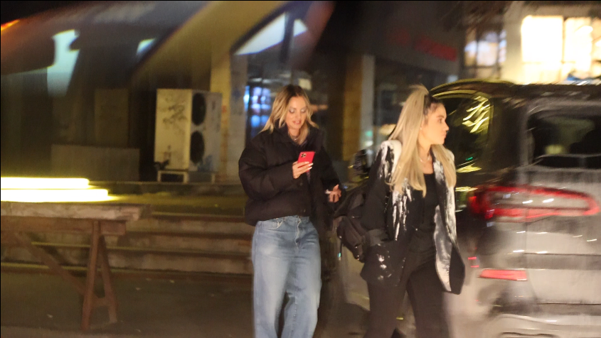 Alexandra Stan și prietena ei, la plecare (Foto: CANCAN.RO)