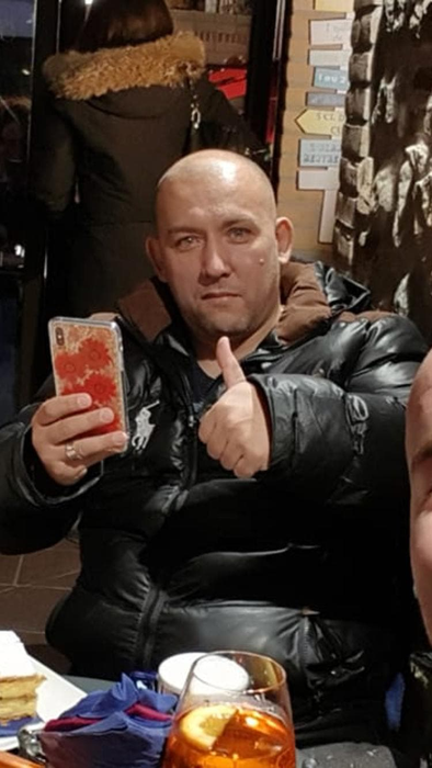 O chelneriță din Arad a primit o bătaie soră cu moartea de la un interlop și soția lui. Motivul este halucinant