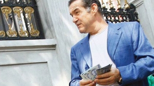 Ce se intampla cand Gigi Becali vede un cersetor la palat! Nu o sa iti vina sa crezi cat l-a schimbat puscaria!