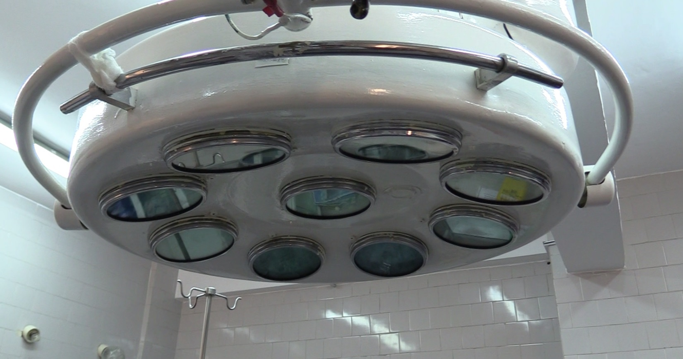 Lampa de 100 de ani a rămas pe poziții, până se vor găsi bani pentru a fi schimbată