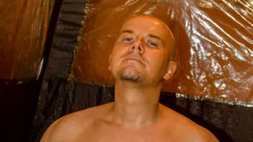 Morris se bronzeaza organic: Imi plac tricourile albe, care dau mereu bine pe o piele bronzata! Vezi de ce se teme sa stea la soare