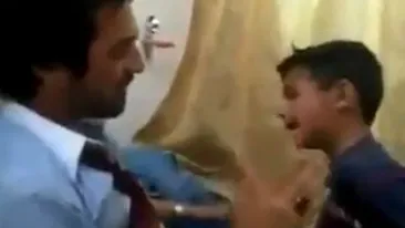 VIDEO Asta este cea mai BOLNAVA joaca intre TATA SI FIU! Si-a palmuit baiatul minute in sir pana cand micutul a cedat