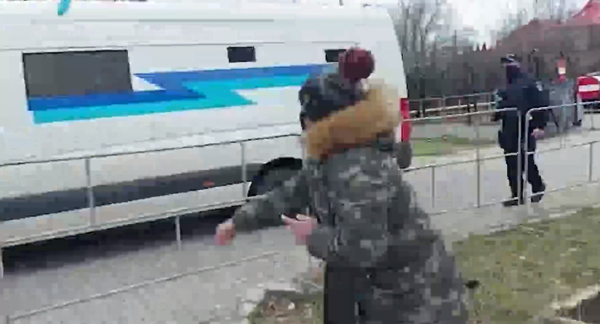 Matusa Luizei Melencu a aruncat cu o sticlă de apă în duba în care era Gheorghe Dincă