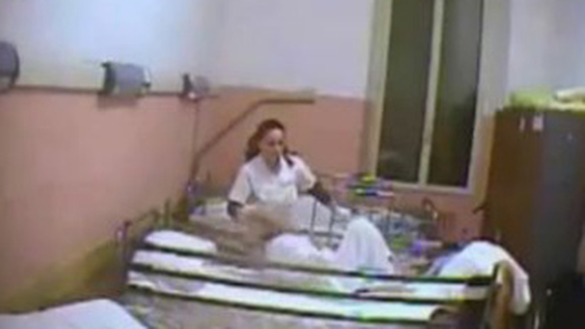 VIDEO SOCANT! O asistenta romanca isi loveste cu salbaticie pacientii dintr-un azil din Italia