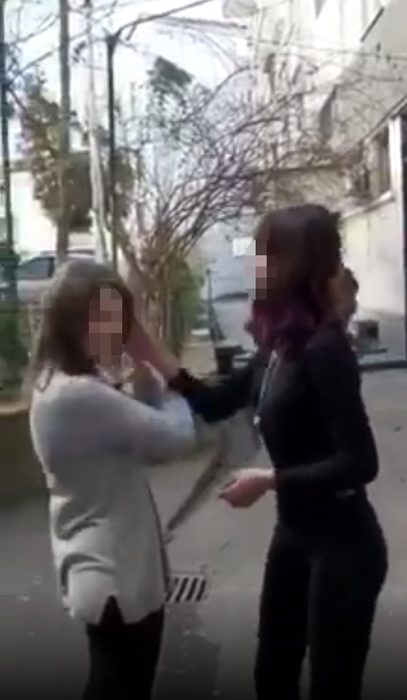 Fetele s-au încăierat pe stradă