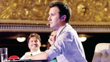 Esti curios sa vezi asta? Uite ce face Andi Moisescu in timp ce emisiunea Romanii au talent ruleaza la TV!