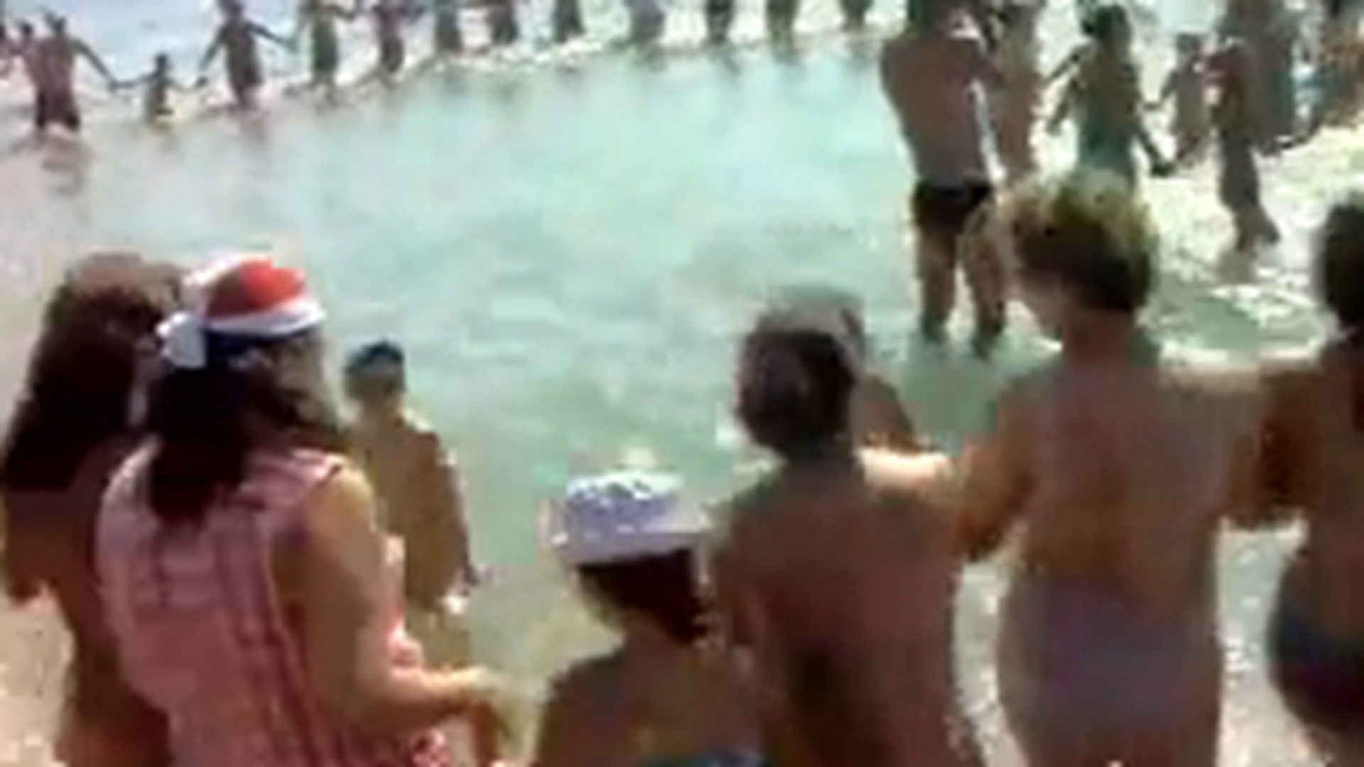 VIDEO Flash mob de Romania! Zeci de turisti au incins o hora pe plaja si in mare! Asta da atractie pentru straini!