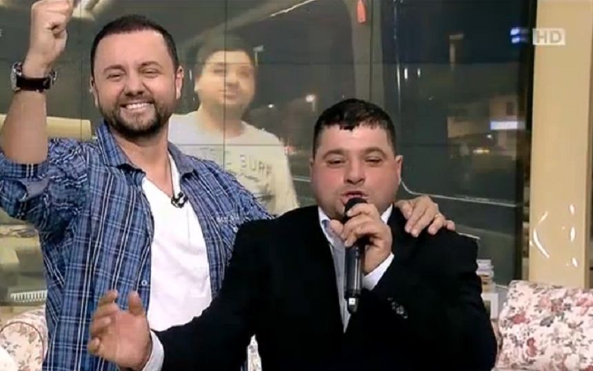 Îţi mai aduci aminte de Tudorel, „fiul adoptiv” al lui Cătălin Măruţă? S-a schimbat mult şi i-a adus daruri „tatălui”: „Nu avem voie la televizor”