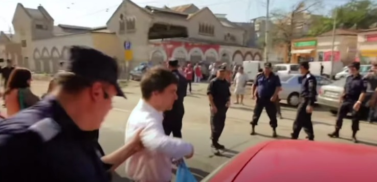 Nicușor Dan, băgat cu forța în duba de Jandarmi. Sursa foto: captură video