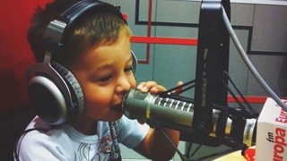 N-ai sa crezi cine a intrat in direct cu ascultatorii in aceasta dimineata. A facut pe DJ-ul la mama la serviciu!
