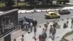 Scandal uriaș în București! Un bărbat a pierdut la păcănele și, de supărare, a bătut o femeie de pe stradă VIDEO
