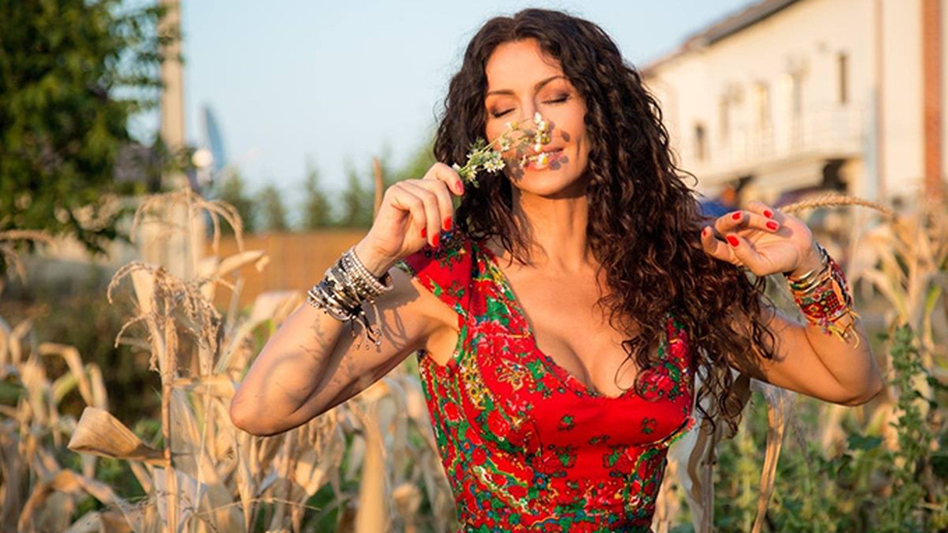 MIHAELA RĂDULESCU a renunţat la inhibiţii şi... Le-a arătat tuturor ce vede doar FELIX, în dormitor!