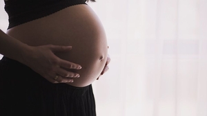 O fetiță de 13 ani a născut un copil în stare de descompunere! Familia dă vină pe asistenta de pe ambulanță