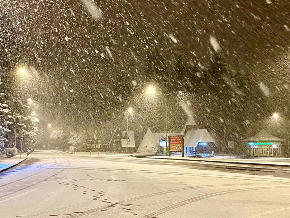 Iarna nu și-a spus ultimul cuvânt! Poiana Brașov, acoperită de zăpadă în mijlocul primăverii. FOTO + VIDEO