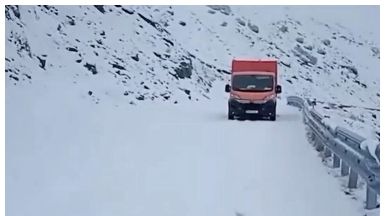 Zăpadă de 40 de cm în România! Accesul a fost limitat, drumarii muncesc de zor cu utilajele de deszăpezire