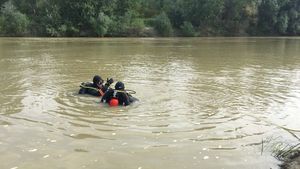 Băiatul de 11 ani dispărut în râul Siret, lângă Roman, a fost găsit înecat. Mama s-a l-a văzut plutind pe apă și a alertat autoritățile