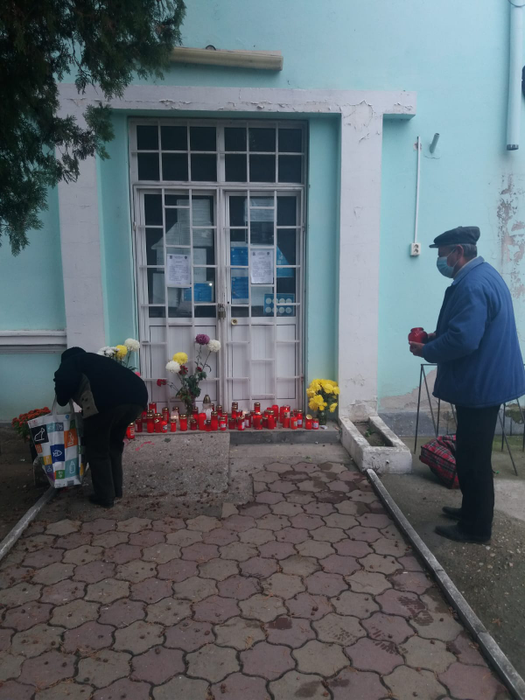 Dispensarul din Potcoava s-a transformat în altar, la intrare fiind aduse zeci de flori și lumânări