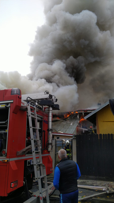 Incendiu devastator în București! Patru imobile ard ca torțele