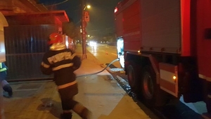 Incendiu puternic la Lugoj. 20 de persoane au fost evacuate de pompieri