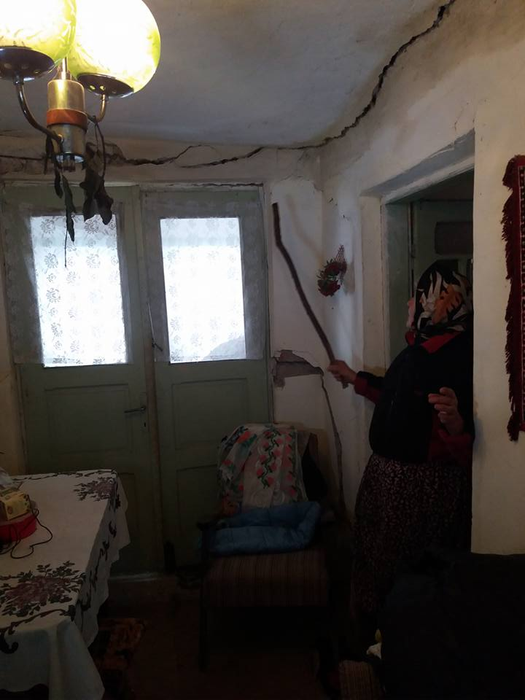 În casa Vasilicăi Văduva, tavanul stă să se prăbușească