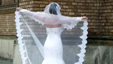 Cea mai urata rochie de mireasa din lume! Vezi cum a putut sa se faca de ras in ziua nuntii ei! Tinuta a starnit hohote de ras