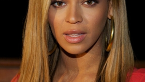 Beyonce a iesit in public pentru prima oara de la nasterea micutei Blue Ivy! Vedeta a afisat o tinuta impecabila!