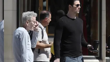 Imagini bizare cu Calvin Klein la 83 de ani, balansând între glorie și asfalt, în timp ce iubitul tinerel... se concentrează pe arta de a nu face nimic!