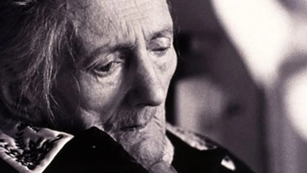 O batrana de 102 ani a pus pe fuga doua hoate romance