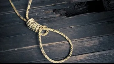 Băiat de 11 ani, găsit spânzurat de tocul uşii! 