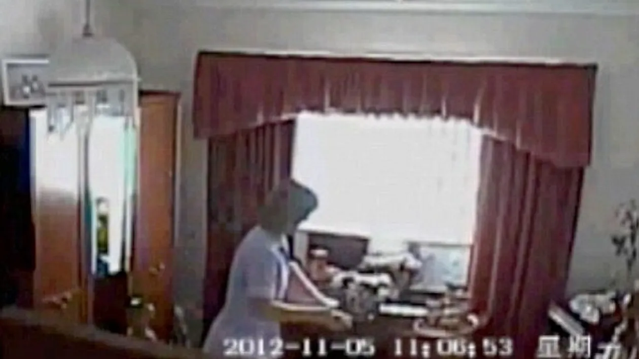 Banuiau ca este CEVA necurat cu INFIRMIERA! Au montat o camera ascunsa si au INCREMENIT cand au vazut ce facea in CASA!