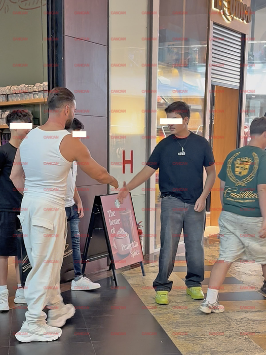 Dorian Popa dă mâna cu un fan