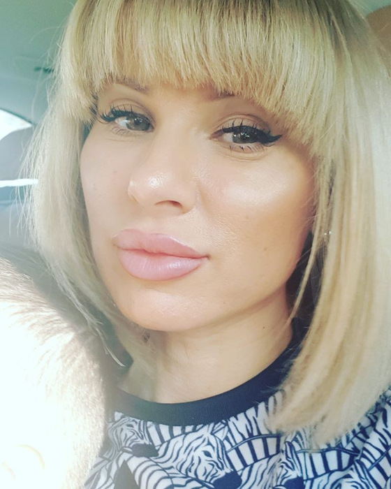 Fosta șefă a Partidului Brunetelor a devenit acum o superbă blondă