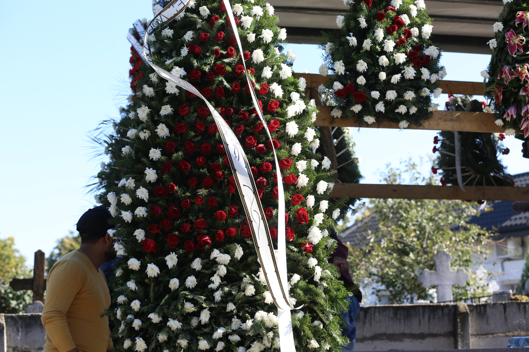 Interlopii au trimis zeci de coroane funerare la înmormântarea lui Ion Duduianu