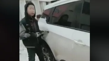 Invenţie ingenioasă! Acest tânăr şi-a improvizat maşina cu un mâner din fier! Uite cum arată “bijuteria“