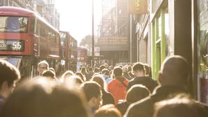 Modificare legislativă pentru românii care muncesc în Marea Britanie. Decizia guvernului britanic a stârnit numeroase reacții în insulă