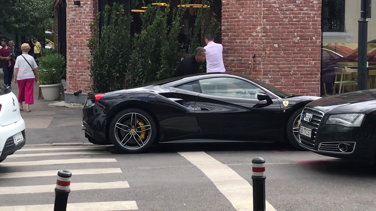 Reghe face ravagii prin București cu noul Ferrari de 300.000 €