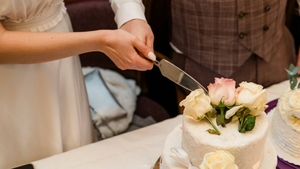 Ce a putut să facă un mire, fix în momentul în care se tăia tortul. Invitații au crezut că nu văd bine!